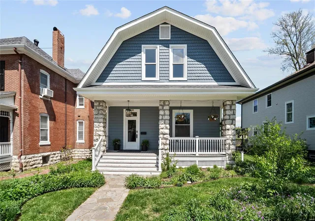 Photo 1 of Single family home for sale at 808 Jefferson St, Saint Charles, MO 63301 | MLS# 25003936 | Listing updated on 2025-04-22