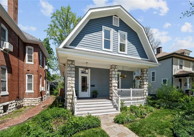 Photo 2 of Single family home for sale at 808 Jefferson St, Saint Charles, MO 63301 | MLS# 25003936 | Listing updated on 2025-04-22