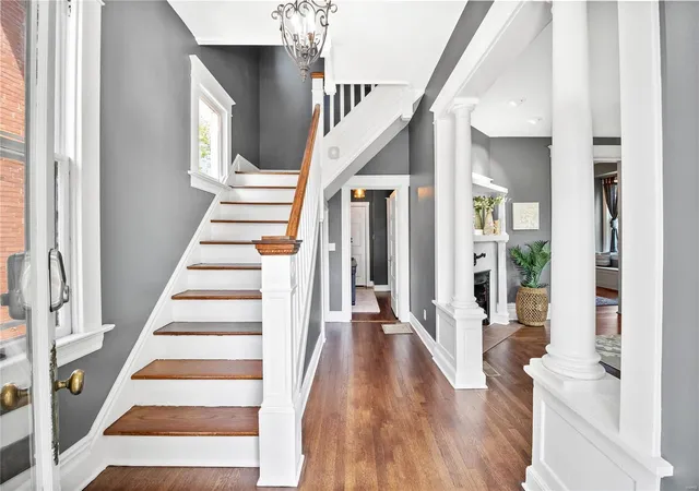 Photo 3 of Single family home for sale at 808 Jefferson St, Saint Charles, MO 63301 | MLS# 25003936 | Listing updated on 2025-04-22