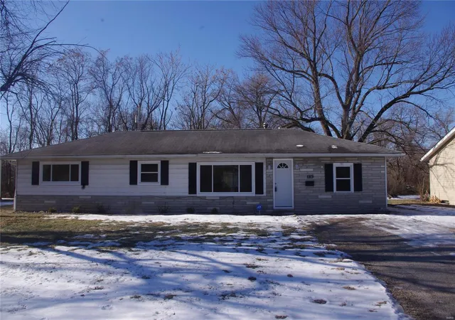 Photo 1 of Single family home for sale at 816 La Salle, Cahokia Heights, IL 62206 | MLS# 25004203 | Listing updated on 2025-02-27