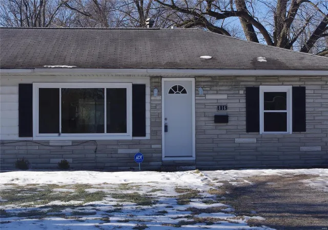 Photo 2 of Single family home for sale at 816 La Salle, Cahokia Heights, IL 62206 | MLS# 25004203 | Listing updated on 2025-02-27