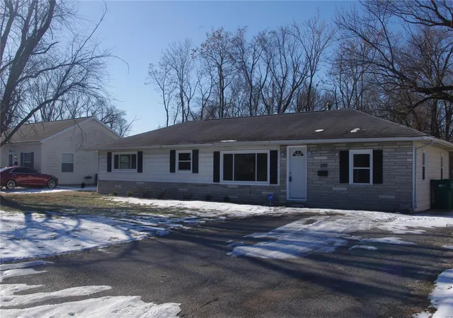 Photo 3 of Single family home for sale at 816 La Salle, Cahokia Heights, IL 62206 | MLS# 25004203 | Listing updated on 2025-02-27