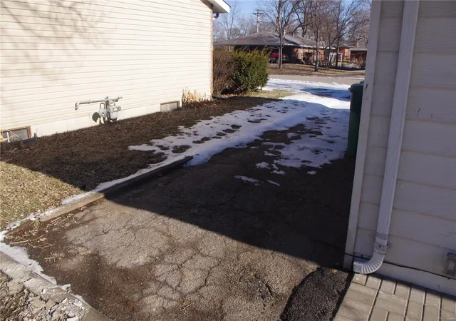 Photo 3 of Single family home for sale at 816 La Salle, Cahokia Heights, IL 62206 | MLS# 25004203 | Listing updated on 2025-02-27