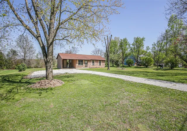 Photo 3 of Single family home for sale at 13060 Kimberly Ln, De Soto, MO 63020 | MLS# 25004509 | Listing updated on 2025-04-25