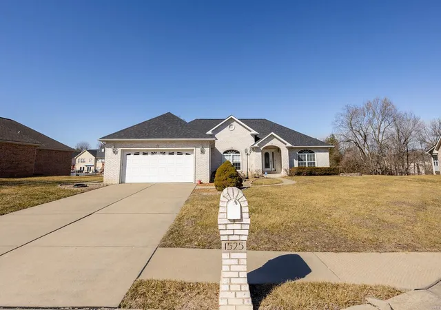 Photo 1 of Single family home for sale at 1525 Chesterfield Ct, Belleville, IL 62226 | MLS# 25005182 | Listing updated on 2025-03-04