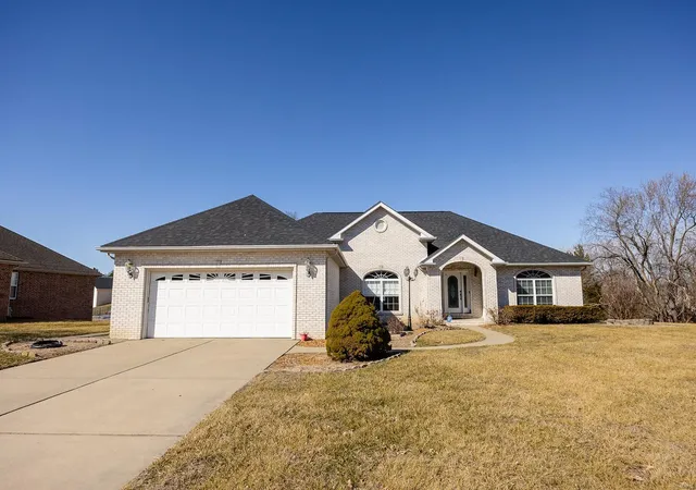 Photo 2 of Single family home for sale at 1525 Chesterfield Ct, Belleville, IL 62226 | MLS# 25005182 | Listing updated on 2025-03-04