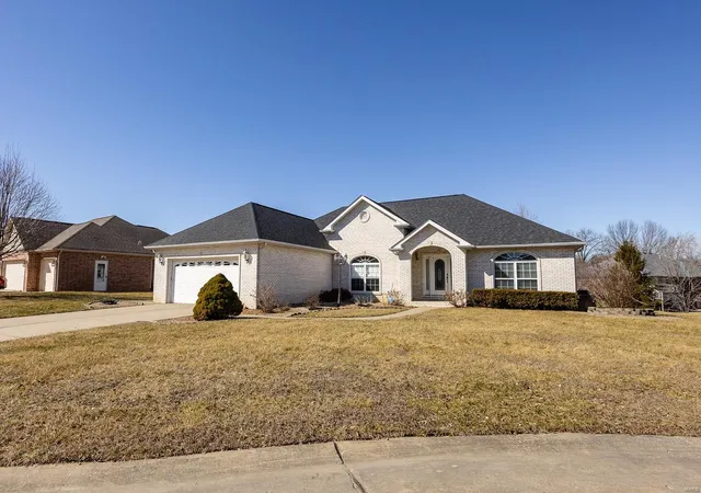 Photo 3 of Single family home for sale at 1525 Chesterfield Ct, Belleville, IL 62226 | MLS# 25005182 | Listing updated on 2025-03-04