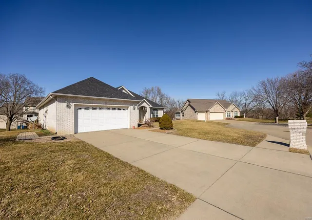 Photo 3 of Single family home for sale at 1525 Chesterfield Ct, Belleville, IL 62226 | MLS# 25005182 | Listing updated on 2025-03-04