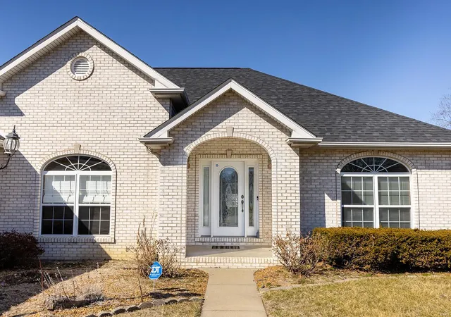 Photo 4 of Single family home for sale at 1525 Chesterfield Ct, Belleville, IL 62226 | MLS# 25005182 | Listing updated on 2025-03-04