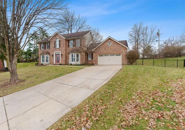 Photo 2 of Single family home for sale at 1000 Des Peres Woods Ct, Saint Louis, MO 63131 | MLS# 25006113 | Listing updated on 2025-02-27