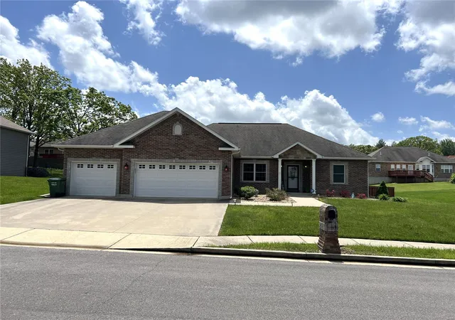 Photo 2 of Single family home for sale at 306 Traci Dawn St, Rolla, MO 65401 | MLS# 25006337 | Listing updated on 2025-03-17