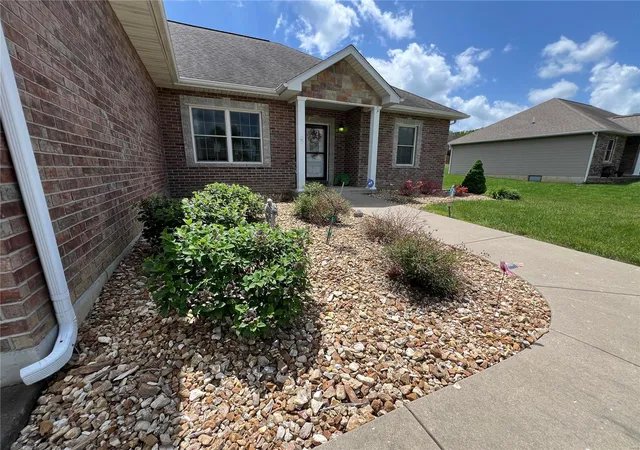 Photo 3 of Single family home for sale at 306 Traci Dawn St, Rolla, MO 65401 | MLS# 25006337 | Listing updated on 2025-03-17