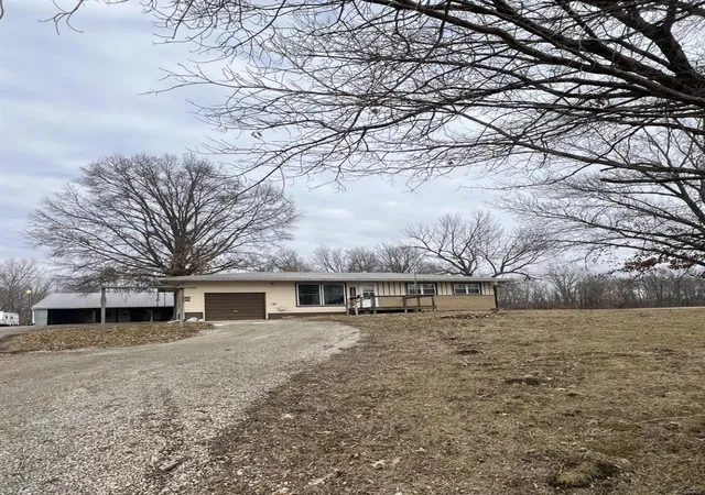 Photo 2 of Single family home for sale at 843 E 900 Avenue, Shobonier, IL 62885 | MLS# 25006787 | Listing updated on 2025-03-12