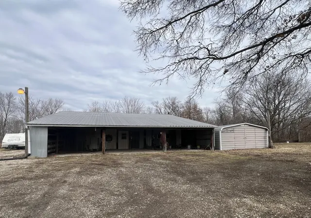 Photo 3 of Single family home for sale at 843 E 900 Avenue, Shobonier, IL 62885 | MLS# 25006787 | Listing updated on 2025-03-12