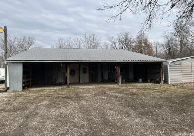 Photo 3 of Single family home for sale at 843 E 900 Avenue, Shobonier, IL 62885 | MLS# 25006787 | Listing updated on 2025-03-12