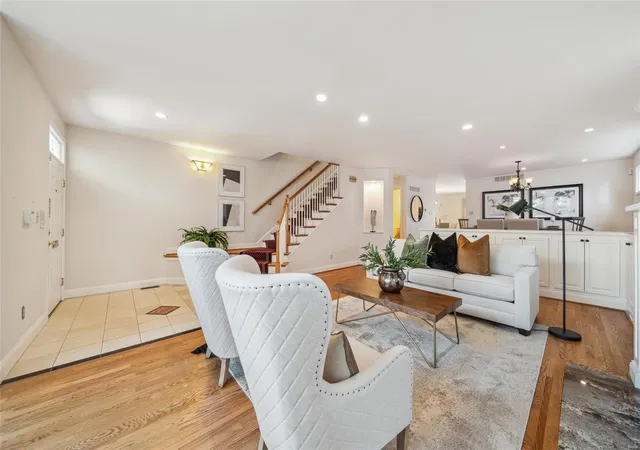 Photo 3 of Townhouse for sale at 2 W Pine Ct, Saint Louis, MO 63108 | MLS# 25007264 | Listing updated on 2025-03-16