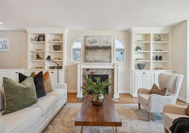 Photo 4 of Townhouse for sale at 2 W Pine Ct, Saint Louis, MO 63108 | MLS# 25007264 | Listing updated on 2025-03-16