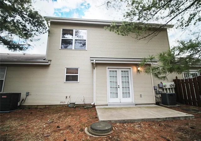 Photo 3 of Townhouse for sale at 1329 Forest Crk Dr, St. Peters, MO 63303 | MLS# 25007367 | Listing updated on 2025-03-07
