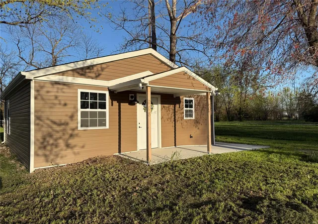 Photo 1 of Single family home for sale at 208 S Elm St, Bellflower, MO 63333 | MLS# 25008143 | Listing updated on 2025-04-15