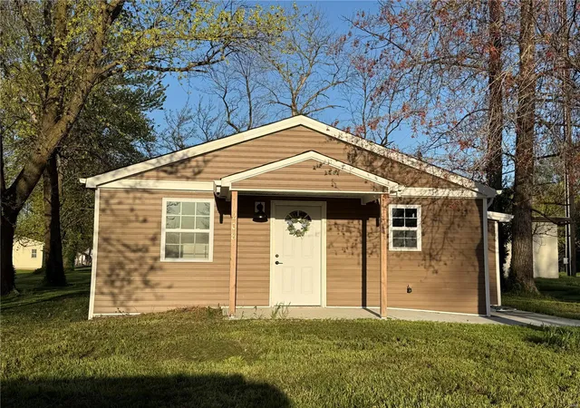 Photo 2 of Single family home for sale at 208 S Elm St, Bellflower, MO 63333 | MLS# 25008143 | Listing updated on 2025-04-15