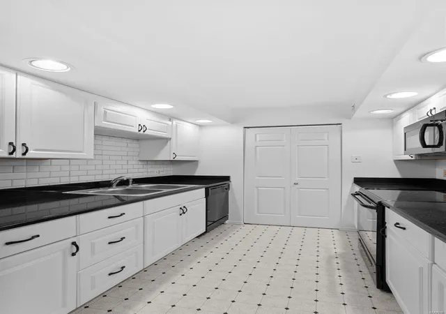 Listing Photo 5 - Condo for sale in building located at 5376 N Kenrick Parke Dr, Shrewsbury, MO 63119 - Unit #301