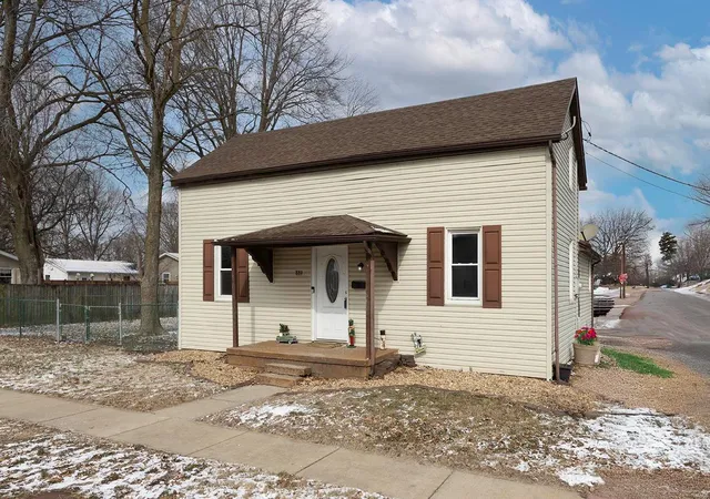 Photo 2 of Single family home for sale at 889 N 1st Street, Breese, IL 62230 | MLS# 25008630 | Listing updated on 2025-03-13