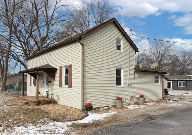 Photo 3 of Single family home for sale at 889 N 1st Street, Breese, IL 62230 | MLS# 25008630 | Listing updated on 2025-03-13