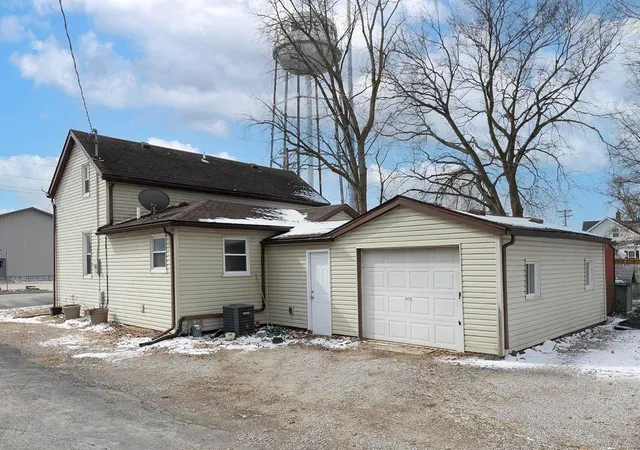 Photo 3 of Single family home for sale at 889 N 1st Street, Breese, IL 62230 | MLS# 25008630 | Listing updated on 2025-03-13
