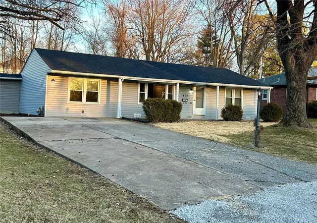 Photo 2 of Single family home for sale at 1408 N 15th Street, Swansea, IL 62226 | MLS# 25009038 | Listing updated on 2025-03-03