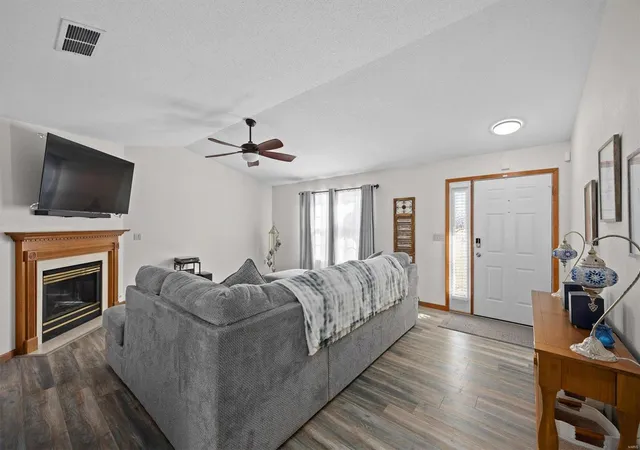 Photo 2 of Single family home for sale at 301 Radcliff Rd, Belleville, IL 62221 | MLS# 25009190 | Listing updated on 2025-03-05