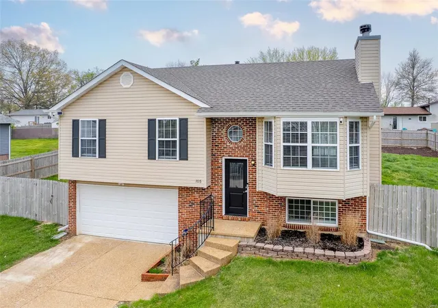 Photo 2 of Single family home for sale at 105 Riverview Bnd Ests Dr, Crystal City, MO 63019 | MLS# 25009798 | Listing updated on 2025-04-13