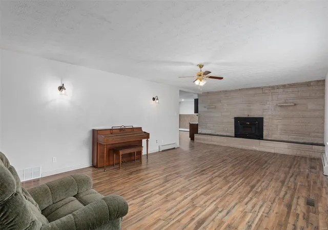 Photo 3 of Single family home for sale at 302 W 6th Street S, Mount Olive, IL 62069 | MLS# 25009831 | Listing updated on 2025-03-03