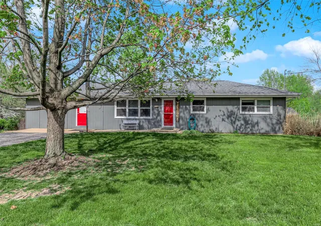 Photo 1 of Single family home for sale at 1128 Boschert Dr, Saint Charles, MO 63304 | MLS# 25009954 | Listing updated on 2025-04-18