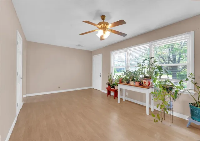 Photo 3 of Single family home for sale at 1128 Boschert Dr, Saint Charles, MO 63304 | MLS# 25009954 | Listing updated on 2025-04-18