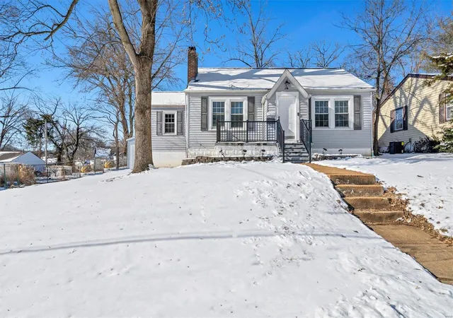 Photo 1 of Single family home for sale at 615 Clover Ln, Saint Louis, MO 63126 | MLS# 25010235 | Listing updated on 2025-03-04
