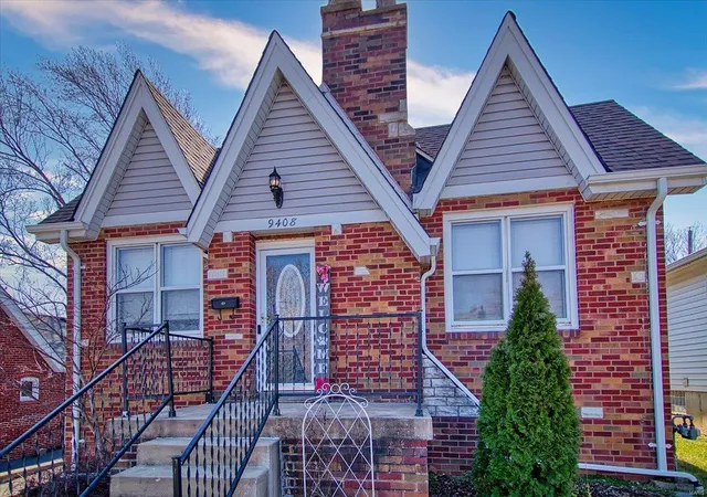 Photo 3 of Single family home for sale at 9408 Sterling Pl, Saint Louis, MO 63123 | MLS# 25010495 | Listing updated on 2025-03-15