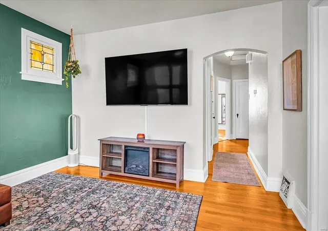 Photo 3 of Single family home for sale at 9408 Sterling Pl, Saint Louis, MO 63123 | MLS# 25010495 | Listing updated on 2025-03-15