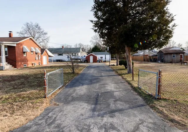 Photo 3 of Single family home for sale at 1736 Harrison Ave, Wood River, IL 62095 | MLS# 25012087 | Listing updated on 2025-03-06