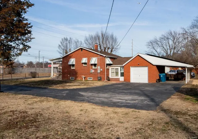 Photo 4 of Single family home for sale at 1736 Harrison Ave, Wood River, IL 62095 | MLS# 25012087 | Listing updated on 2025-03-06