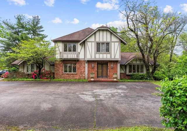 Photo 1 of Single family home for sale at 10656 Ladue Rd, Saint Louis, MO 63141 | MLS# 25012322 | Listing updated on 2025-05-07