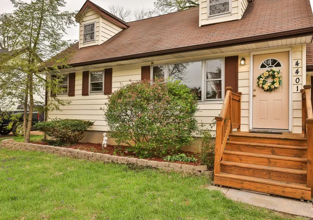Photo 3 of Single family home for sale at 4401 Treadway Ln, Saint Louis, MO 63134 | MLS# 25013387 | Listing updated on 2025-04-10