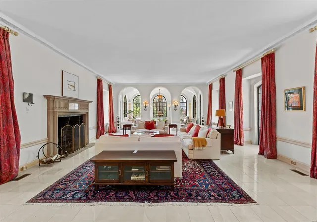 Photo 3 of Sale Pending at 24 Brentmoor Park, Saint Louis, MO 63105 | MLS# 25013687 | Listing updated on 2025-04-30