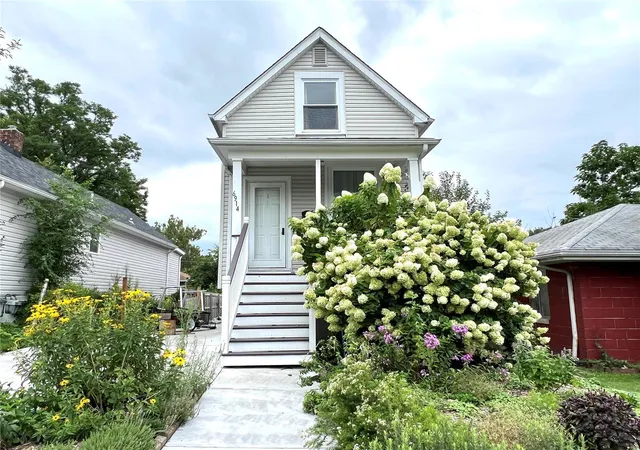 Photo 1 of Single family home for sale at 6914 W Park Ave, Saint Louis, MO 63139 | MLS# 25013744 | Listing updated on 2025-03-19