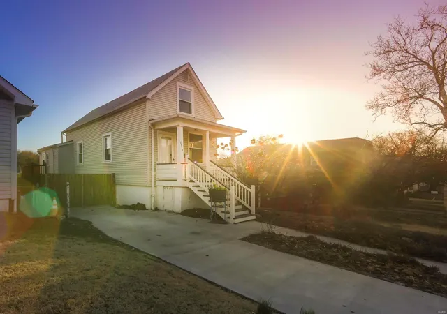 Photo 2 of Single family home for sale at 6914 W Park Ave, Saint Louis, MO 63139 | MLS# 25013744 | Listing updated on 2025-03-19