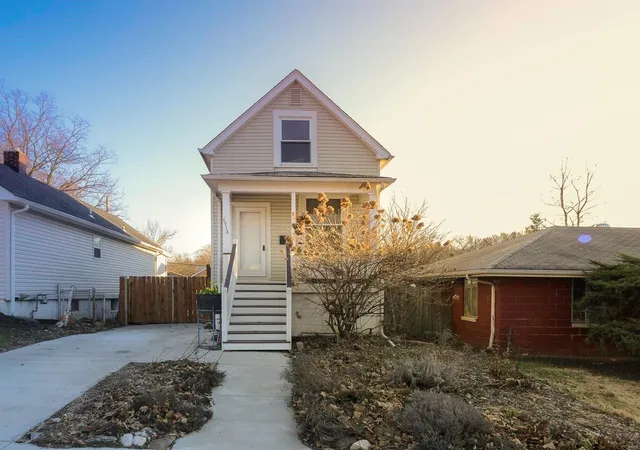 Photo 3 of Single family home for sale at 6914 W Park Ave, Saint Louis, MO 63139 | MLS# 25013744 | Listing updated on 2025-03-19