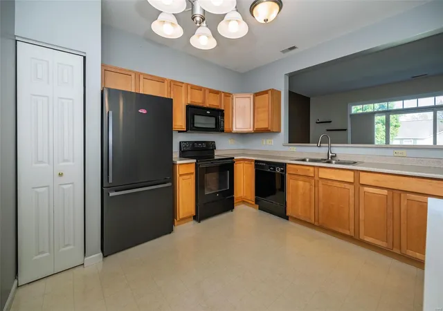 Photo 2 of Townhouse for sale at 4832 Heritage Hts Cir, Hazelwood, MO 63042 | MLS# 25013801 | Listing updated on 2025-04-26