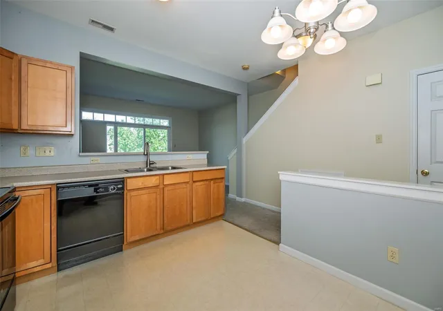 Photo 3 of Townhouse for sale at 4832 Heritage Hts Cir, Hazelwood, MO 63042 | MLS# 25013801 | Listing updated on 2025-04-26