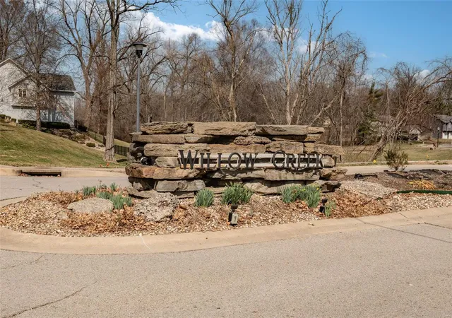 Photo 2 of Single family home for sale at 302 Willow Crk Dr, Edwardsville, IL 62025 | MLS# 25014188 | Listing updated on 2025-03-19