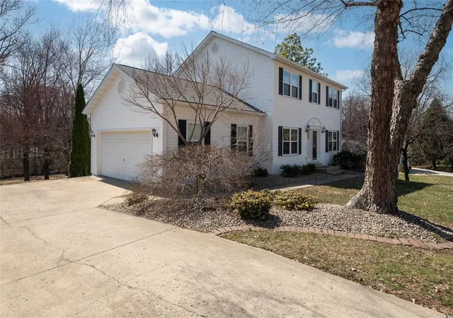 Photo 3 of Single family home for sale at 302 Willow Crk Dr, Edwardsville, IL 62025 | MLS# 25014188 | Listing updated on 2025-03-19