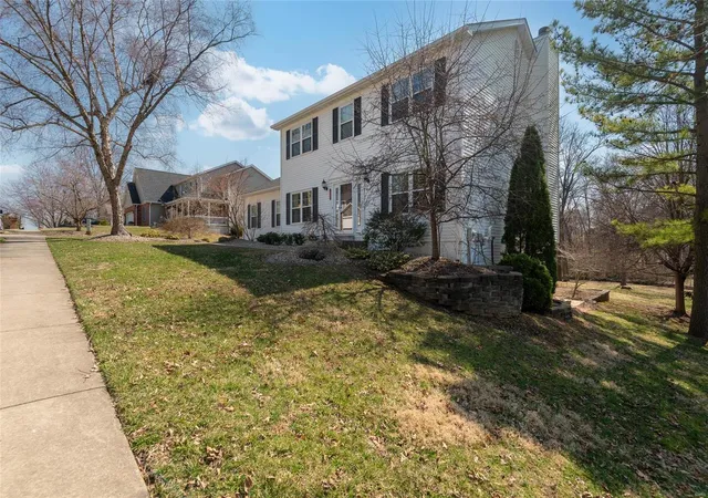 Photo 3 of Single family home for sale at 302 Willow Crk Dr, Edwardsville, IL 62025 | MLS# 25014188 | Listing updated on 2025-03-19